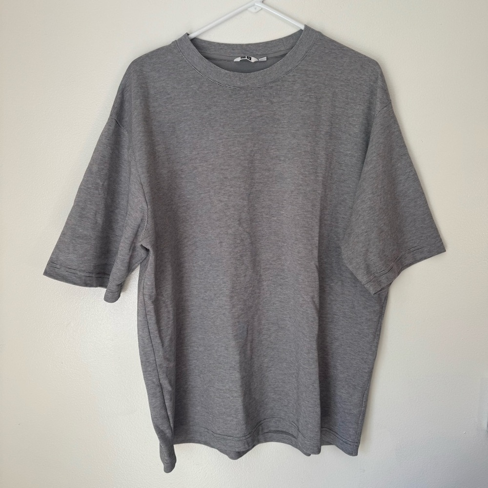 Uniqlo Men's  Gray Short Sleeve Crewneck Tee Airsim collection breathable